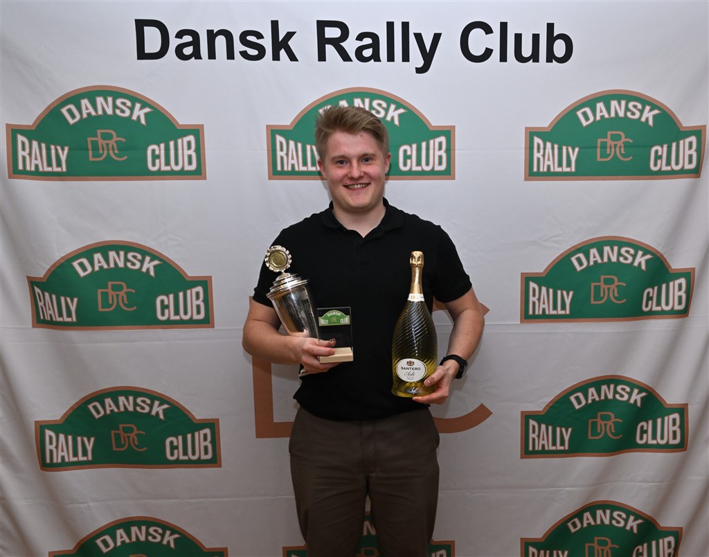 Lasse Karlshøj fra Ejby modtog ved Dansk Rally Clubs generalforsamlingen den 35 år gamle DRC Cup 2 pokal, som symbol på hans turneringssejr.
(Foto: Per Vilslev)